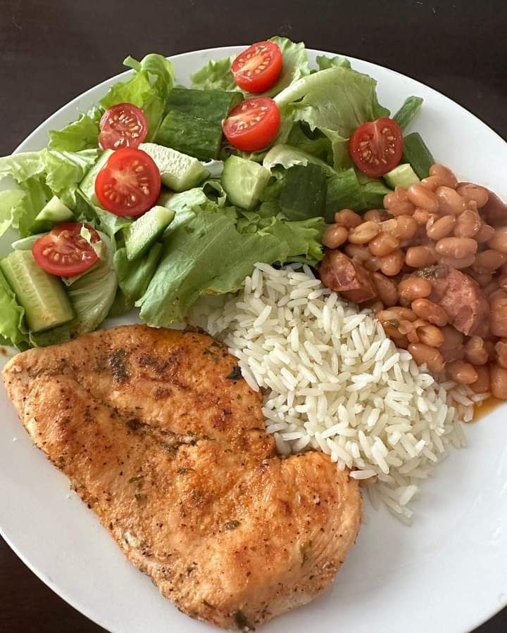 Arroz, feijão e frango grelhado