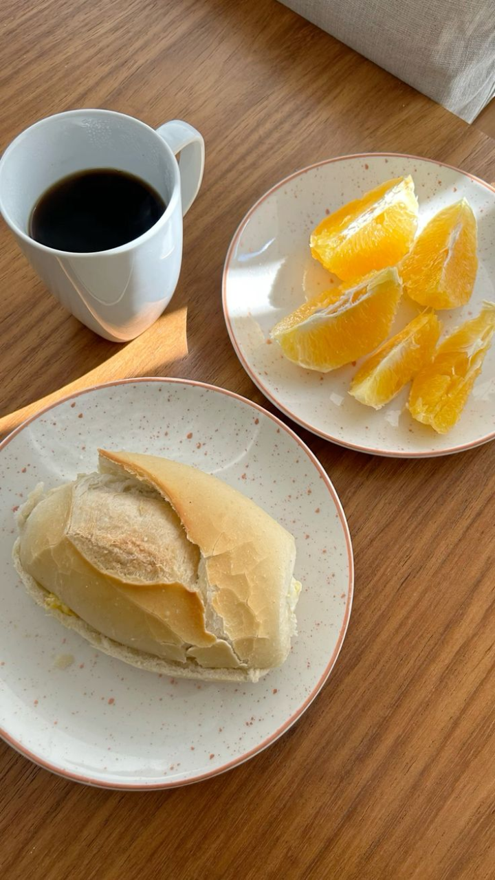 Pão francês, ovos e frutas